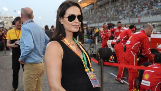 Minttu Raikkonen varikolla