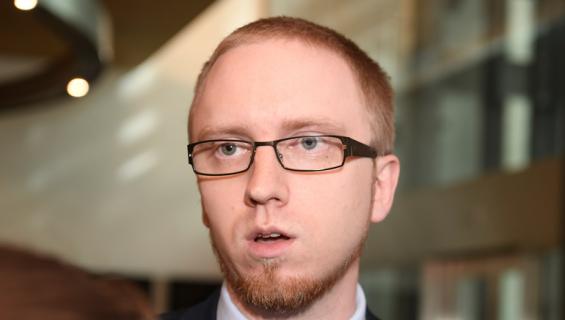 Simon Elo lehdistön haastateltavana.