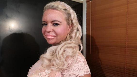 Johanna Tukiainen lauloi karaokea Turkissa.