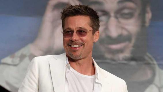 Brad Pitt onnellisena.