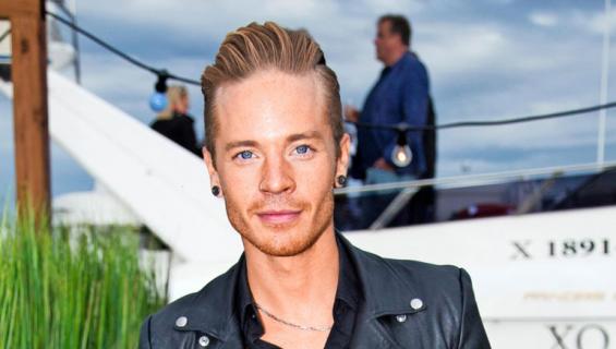 Sauli Koskinen nukahti pöytään.