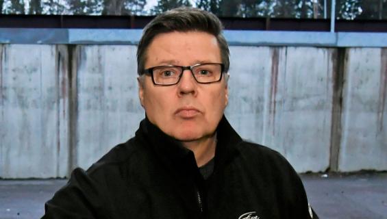 Jari Aarnio vei vanhempansa hautaan.