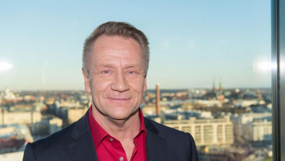Olli Lindholm katsoi Ässien peliä.