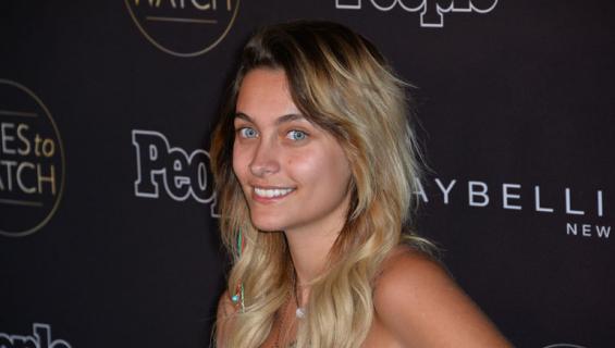 Paris Jackson lomaili bikineissa.