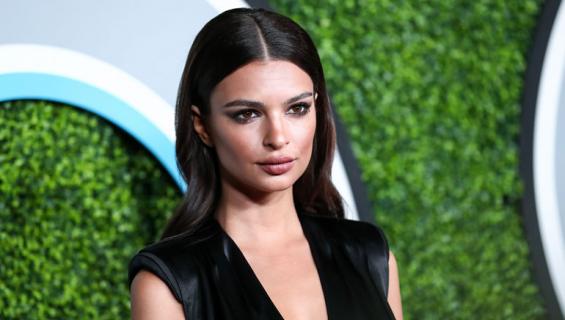 Emily Ratajkowski ei ujostele kameran edessä.