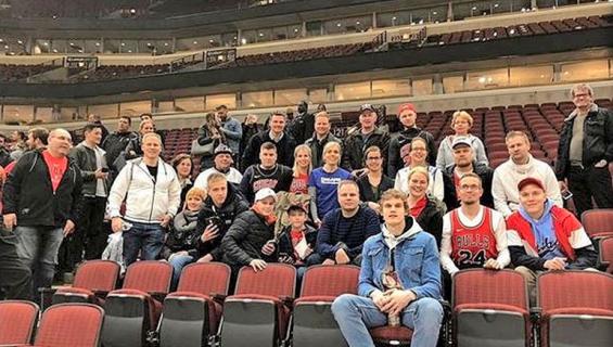 Suomalaiset tapaamassa Lauri Markkasta.