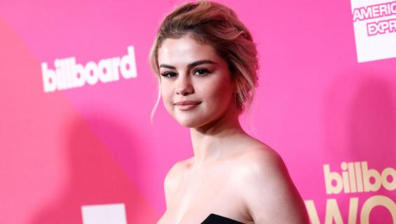 Selena Gomez palvoi aurinkoa.