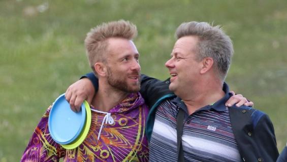Jari Sillanpää ja Siim viihtyivät frisbeegolfradalla.