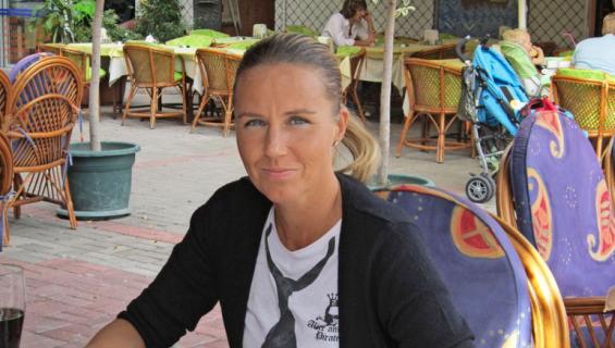 Terhi Alanya esittelee Seiskalle tyttärensä.