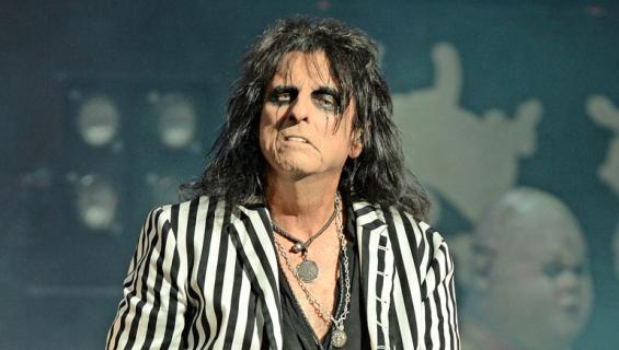 Alice Cooper muistelee Seiskalle hurjia aikoja.