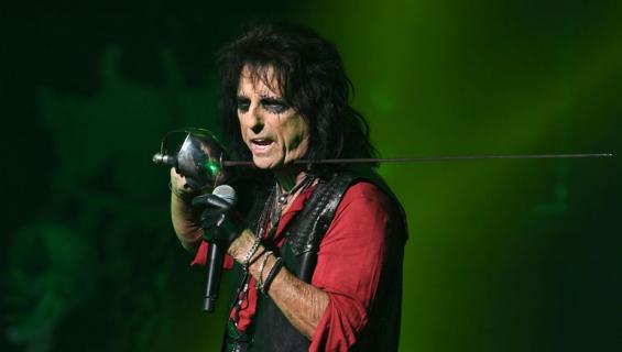 Alice Cooper on rockmusiikin teatraalisuuden edelläkävijä. Hänen hurjat lavashow'nsa aiheuttivat aikoinaan jopa mielen-osoituksia.