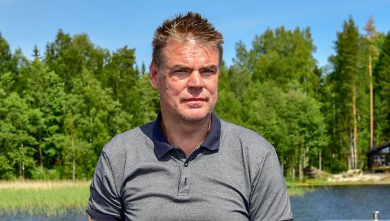 Raimo Helminen esitteli Seiskalle veneensä ja mökkinsä.