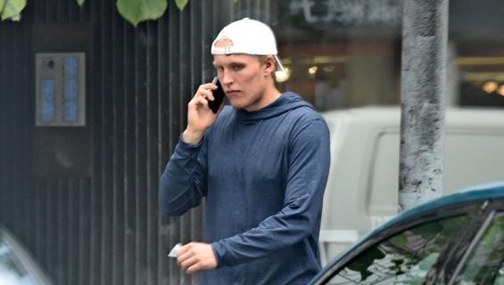 Patrik Laine viihtyy puhelimessa.