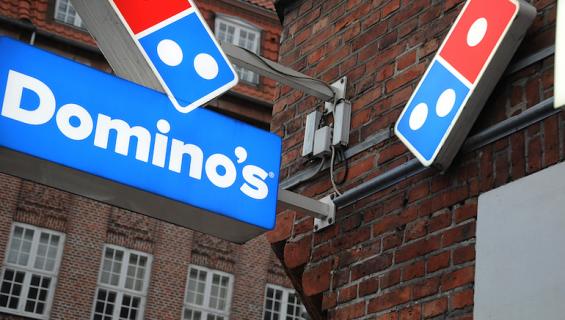 Fanit tatuoivat Dominos-logon ihoonsa.