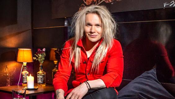 Olli Herman ja blondi läheisissä tunnelmissa.