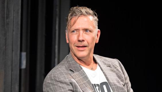 Mikael Persbrandt avautuu päihderiippuvuudestaan.