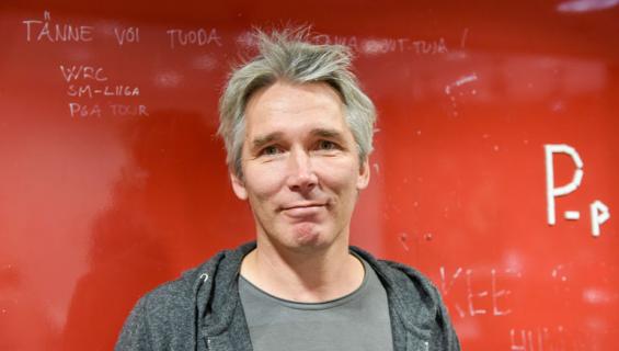 Miika Nousiainen vei jälkikasvunsa lounaalle.
