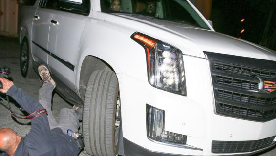 Auto yli paparazzin