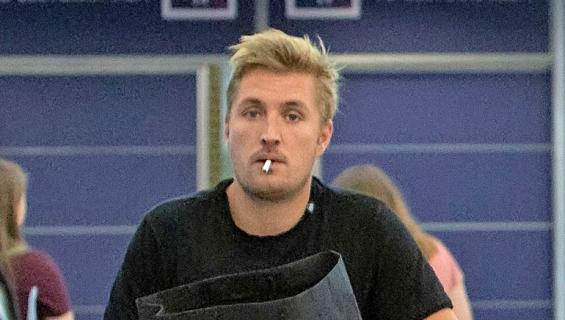 Stefan Therman lauloi karaokessa.