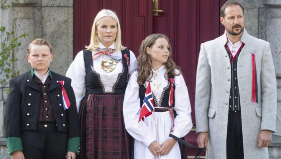Norjan kruununprinssipari Haakon ja Mette-Marit, prinssi Sverre ja prinsessa Ingrid