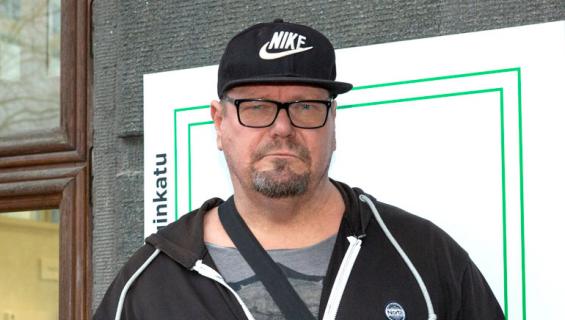 Henry Saari heitettiin ulos lääkäristä.