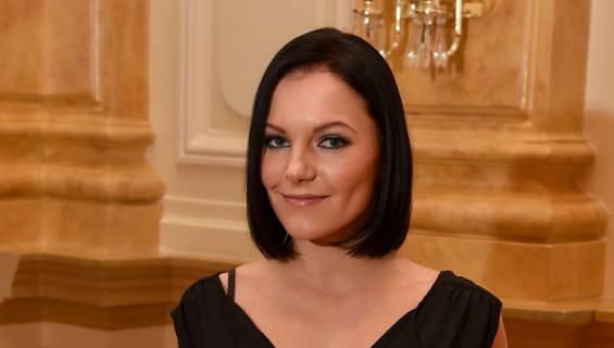 Katri Mäkinen seurustelee tanssijan kanssa.