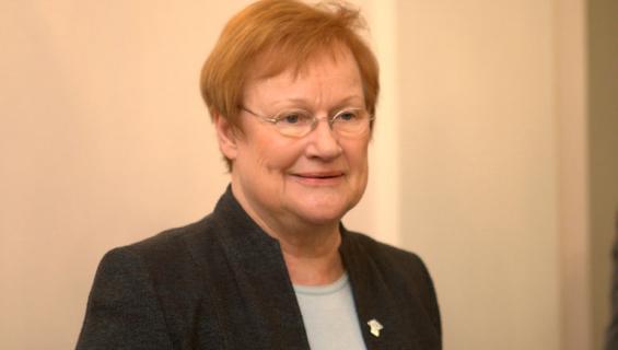 Tarja Halonen ruokaili Ikeassa.