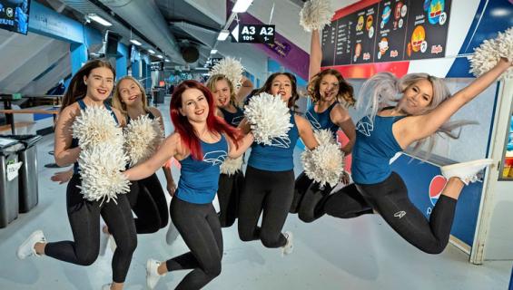 Lahden Pelicansia kannustaa näyttäviin tanssiliikkeisiin panostava cheerleader-ryhmä.