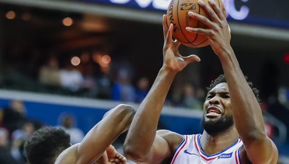 Joel Embiid syöksyi kentältä yleisöön Knicks-Sixers -pelissä.