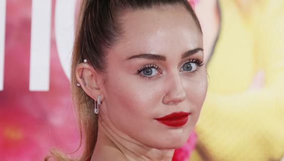 Miley Cyrus puki YSL:n topin, joka paljastaa rinnat kokonaisuudessaan!