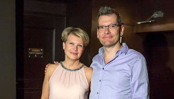 Sami Garam riehaantui karaokessa.