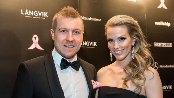 Piritta ja Niklas Hagman lomailivat perheen kanssa.
