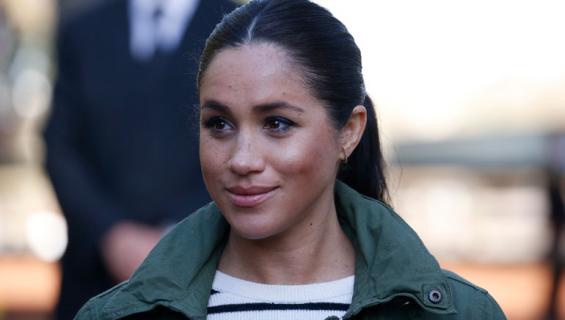 Meghan rikkoi kutsuillaan hovin etikettisääntöjä.