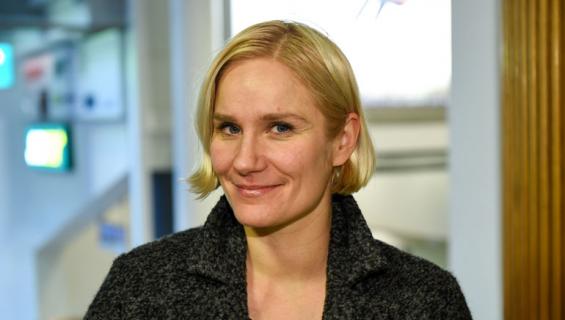 Laura Malmivaara nähtiin tupakalla.
