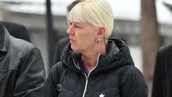 Leski Pia Nykänen miehensä siunaustilaisuudessa Jyväskylässä 2.3.2019