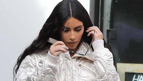 Kim Kardashian ostoksilla hopea-asussa.