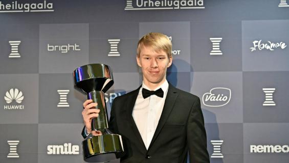 Kalle Rovanperän seurue herätti huomiota ravintolassa.