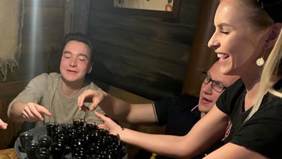 Miss Suomi Alina Voronkova ja prikallinen shotteja!