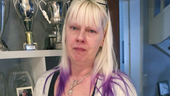 Pia Nykänen on surun murtama miehensä siunauspäivänä.
