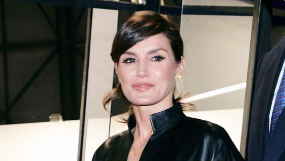 Letizia edusti nahkamekossa.