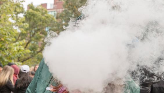 Kunnon hatsit! Arkistokuvassa joku polttaa kannabista saaden aikaan sankan savupilven.