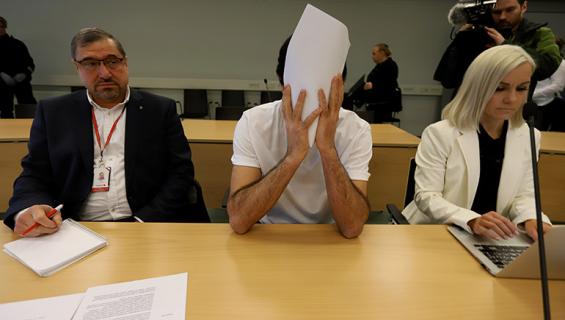 Syytetty peitti kasvonsa oikeudessa.