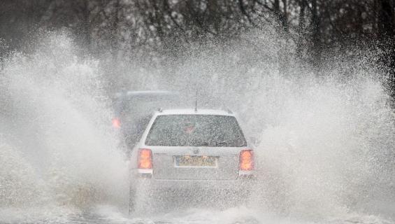 Autot ovat olleet vaikeuksissa tulvissa.