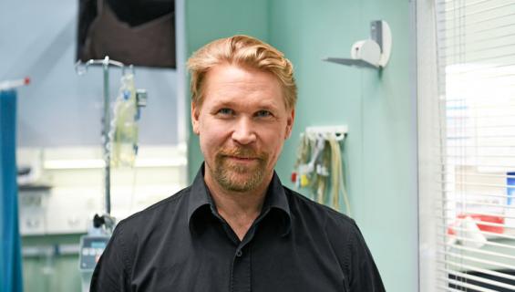 Matti Ristila esittää Kari Tapiota.