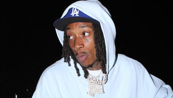 Lil Wiz esiintyi iso pussi käsissään Coachella-festivaalilla.