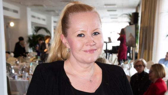Lotta Backlund mursi pohjeluunsa.
