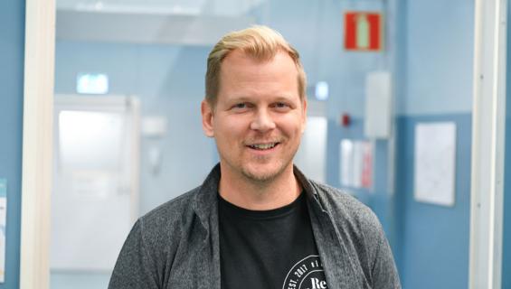 Antti Luusuaniemi asuu ökyasunnossa.