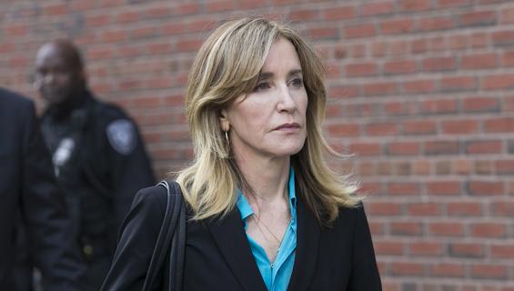felicity huffman matkalla oikeuteen