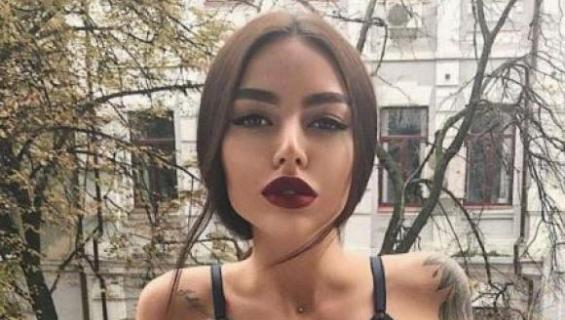 Alena julkaisee seksuaalisia kuvia tasaisena virtana