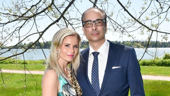 Heikki Lampela sähköpotkulautaili Hanna Kärpäsen kanssa.